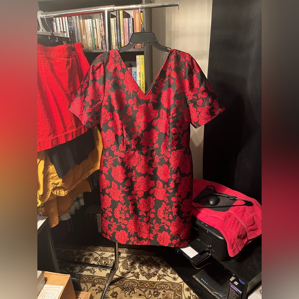 Talbots size 16 very fitted floral evening dress. Beautiful and very very fitted